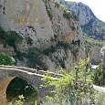 El antiguo puente de la Sierra nos permite cruzar el río Ésera en este estrecho cañón 
