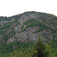 Pared por la que transcurre la ferrata norte. Sigue más o menos la mancha blanca de la pared 