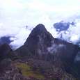 El templo de Machu Picchu y al fondo la cima que subiremos el escarpado Wayna Picchu 