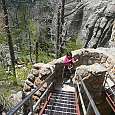 Escalera metálica que sube al Harney Peak 