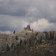 La antigua torre vigía que corona el Harney Peak 