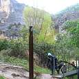Llegamos al río Vero. A la izquierda podemos visitar la cueva Picamartillos. A la derecha continuamos por las pasarelas hacia la presa y la central eléctrica 
