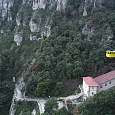 En el camino observamos a los que suben con el Aeri muy recomendable para llegar al Monasterio 