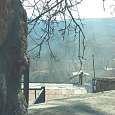 Vista del templo de Garni desde el pueblo 