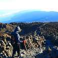 Seguimos el único sendero posible - de bajada vamos reconociendo el camino que hemos subido de madrugada - 