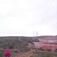 En días de viento los plásticos se esparcen por el macizo 