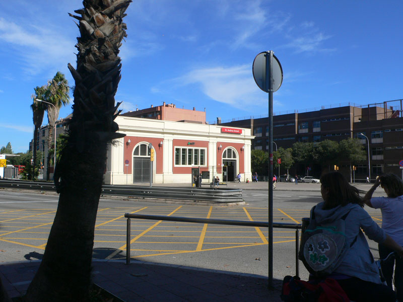 En la Meridiana damos con la estación de Renfe de Sant Andreu Arenal 