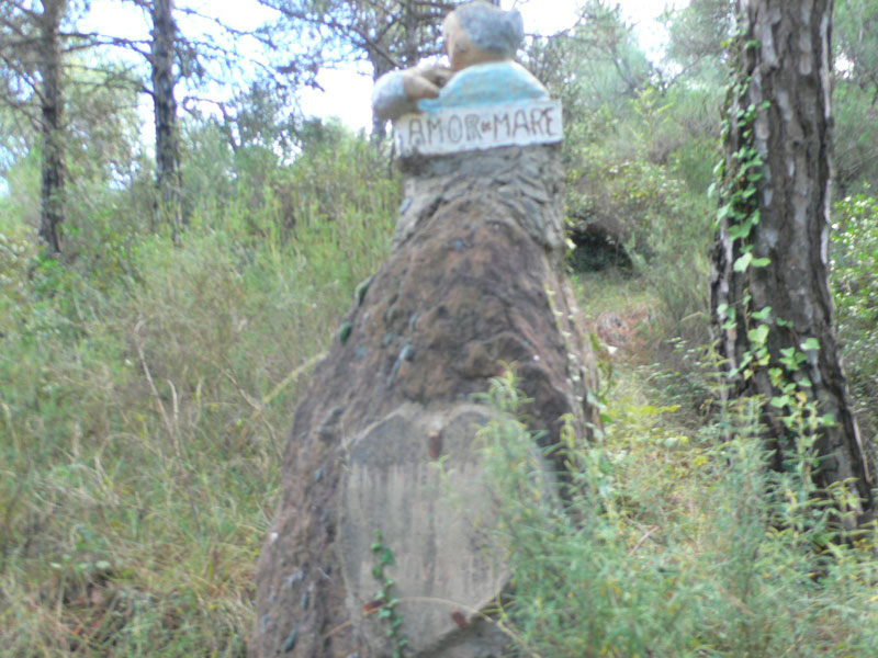 Curiosa escultura a pie de camino 
