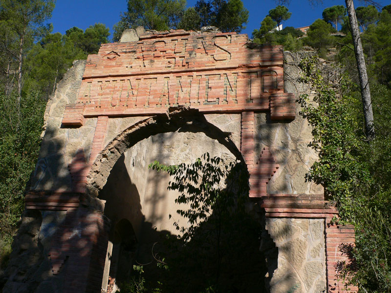 Antigua construcción de Aguas del Llobregat 