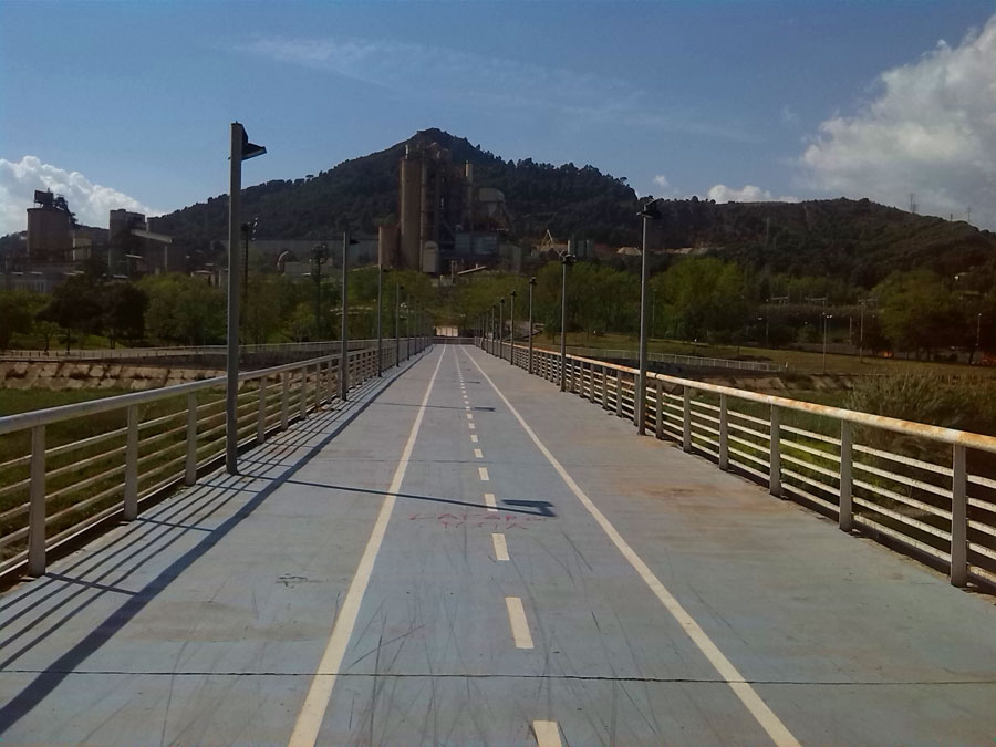 Puente para cruzar el río Besós 