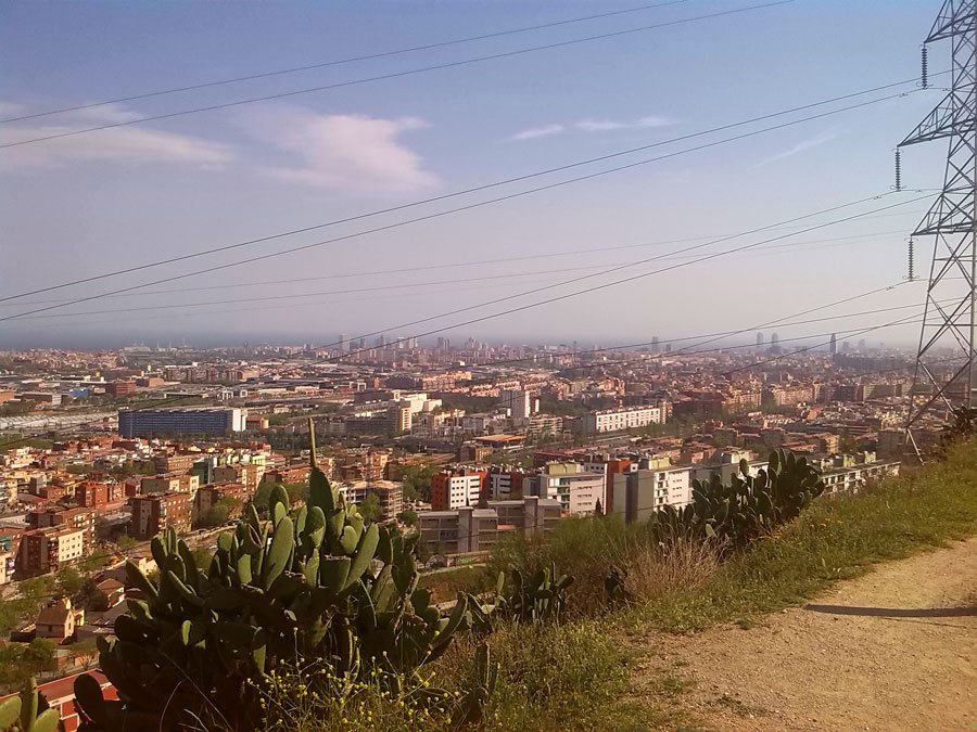 Vistas a Barcelona desde la cima de Trinitat Nova 