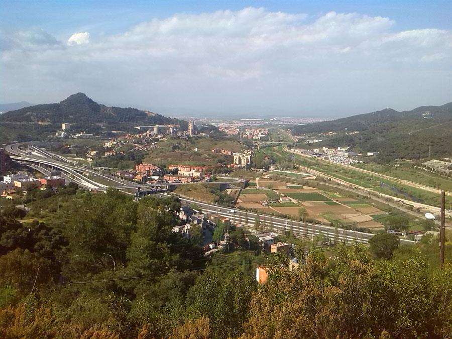Mirando al Besós vemos el puente de Vallbona por el que hemos cruzado las autopistas 