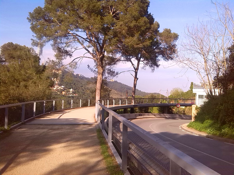 Pasarela que cruza la carretera de Vallvidrera 