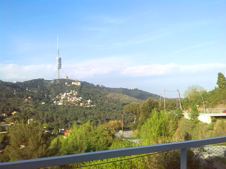 Vistas a la Torre Foster desde la carretera de les Aigües 