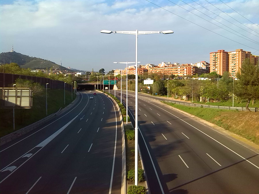 Cruzando la Ronda de Dalt 