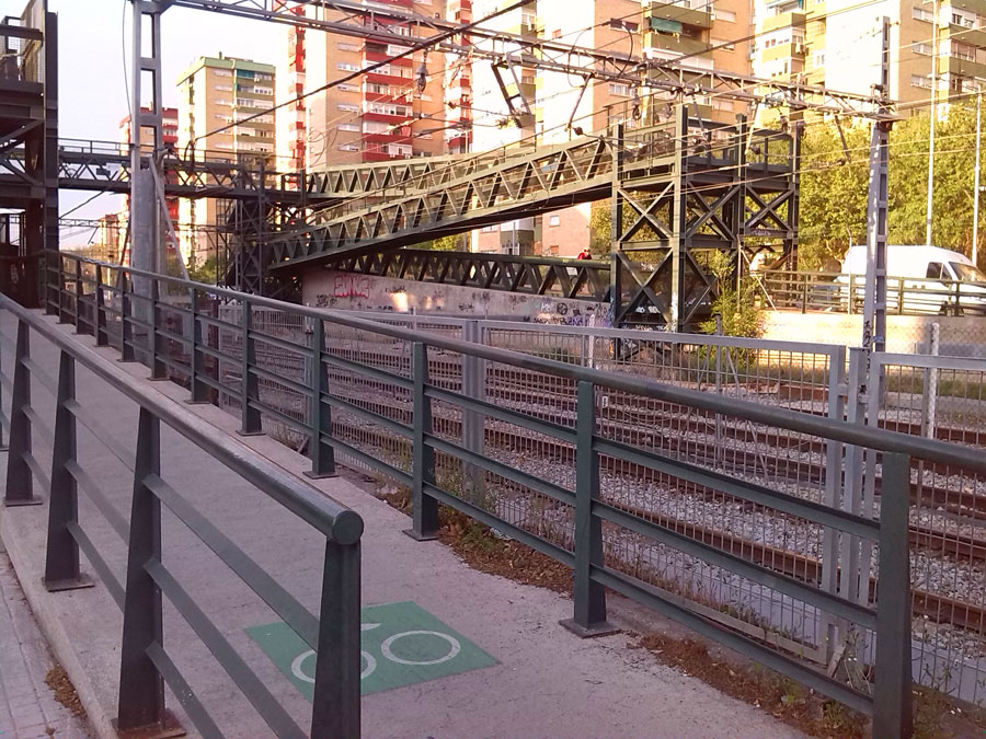 Puente para cruzar las vías de tren en la Avenida América -Hospitalet- 