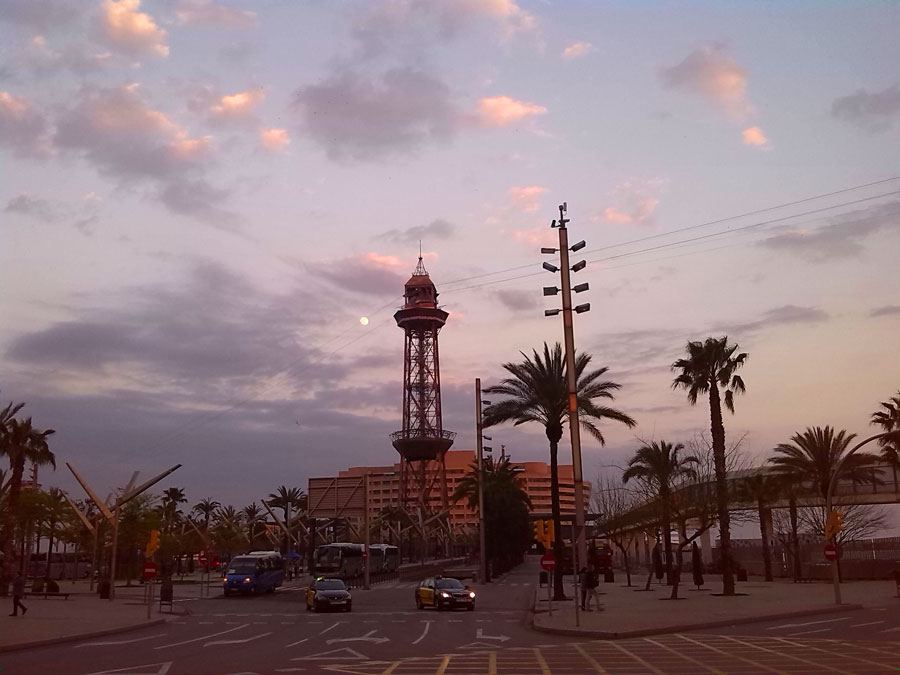 Frente al World Trade Center de Barcelona 