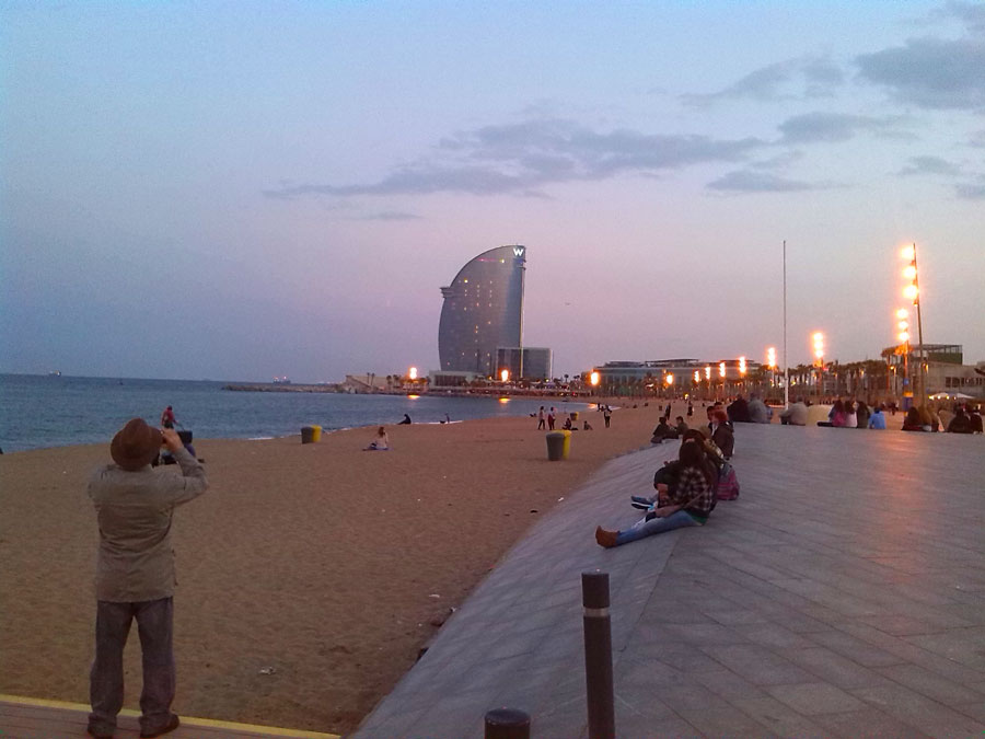En la playa de la Barceloneta mirando al hotel Vela. 