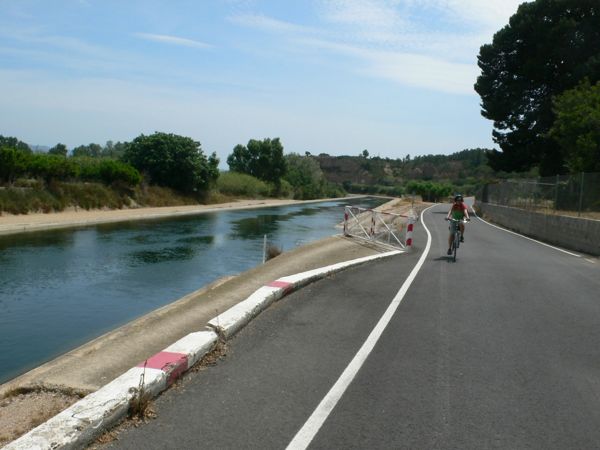 En Xerta la vía discurre paralela a un canal y pasa por el interior del pueblo saliendo del camino natural 