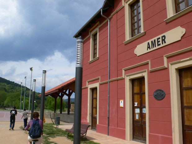 La ruta discurre por el antiguo trazado del Carrilet. Esta es la estación de Amer restaurada 