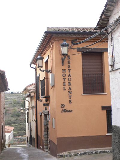 Día 1: Fachada del Hotel el Horno en la Puebla de Valverde. Este fue nuestro punto de partida los dos días. 