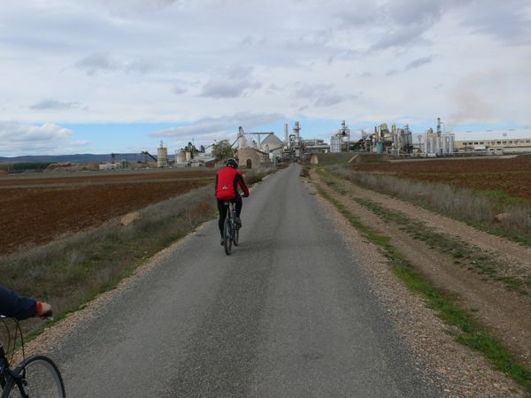 Día 1: La fábrica de madera a las afueras de Cella nos obliga a desviarnos a la izquierda 