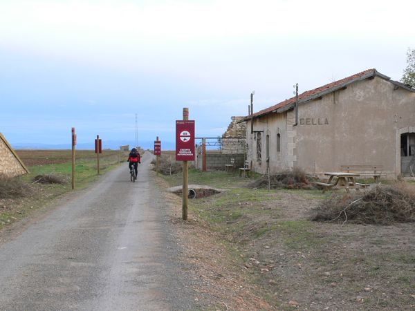 Día 1: De regreso volvemos a pasar por la estación de Cella junto a la maderera 