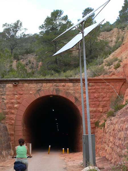Algunos túneles disponen de luz gracias a la energía solar 