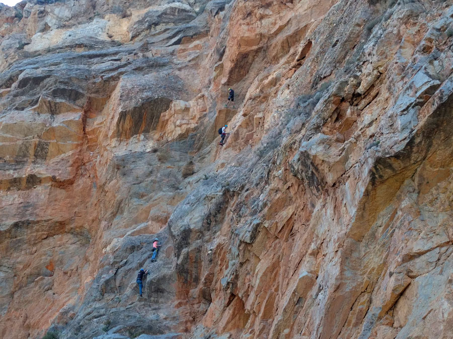 Detalle del inicio vertical de la vía ferrata 