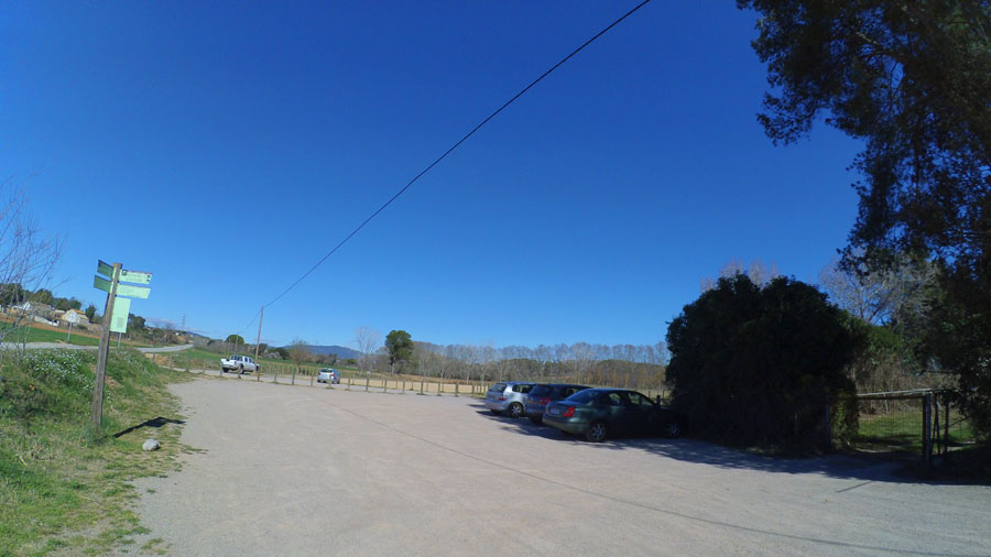Estacionamiento junto a Can Magre y campo de futbol 