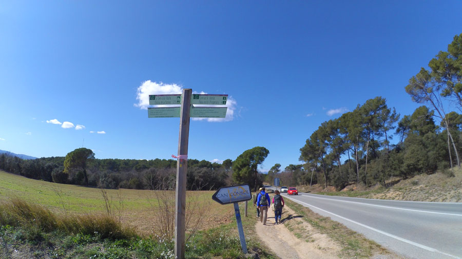 Dejamos el camino de Sant Valerià y seguimos por un lateral de la C-155 