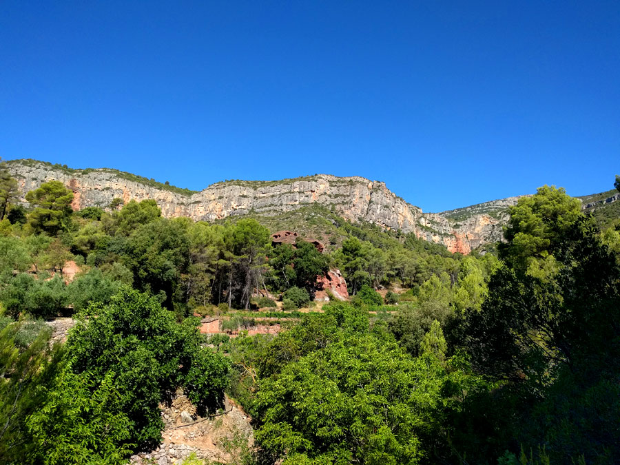 Vista del Tormo del Frare y les roques dels Montalts detrás por el que sube el grau de la Guineu 