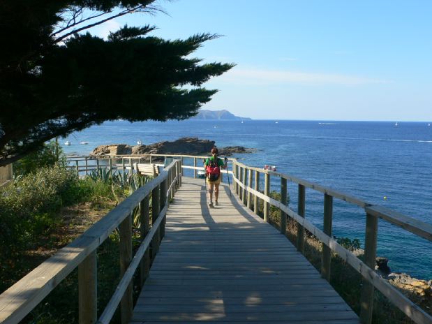 Plataforma de madera del GR92 construida sobre los acantilados