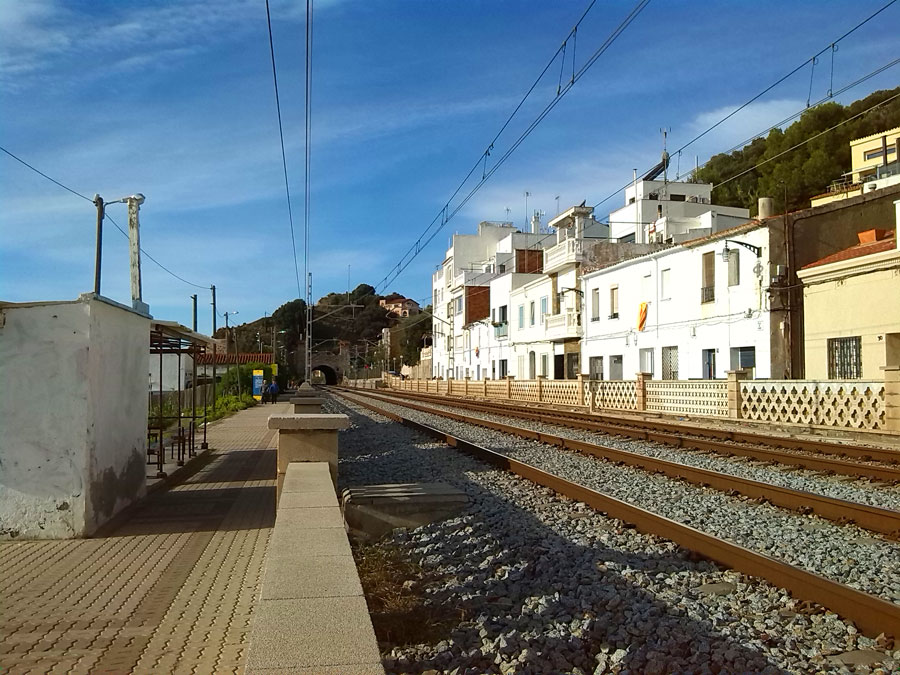 En el estrecho paseo reservado a caminantes de Montgat 