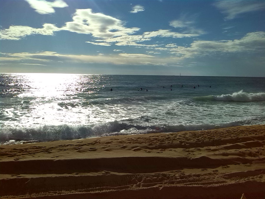 En el Masnou los días de olas son para los surfistas 