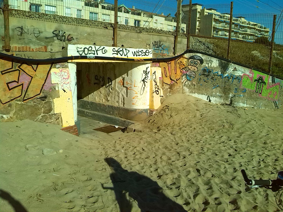 Salimos de la playa por el paso subterráneo e iniciamos el regreso 