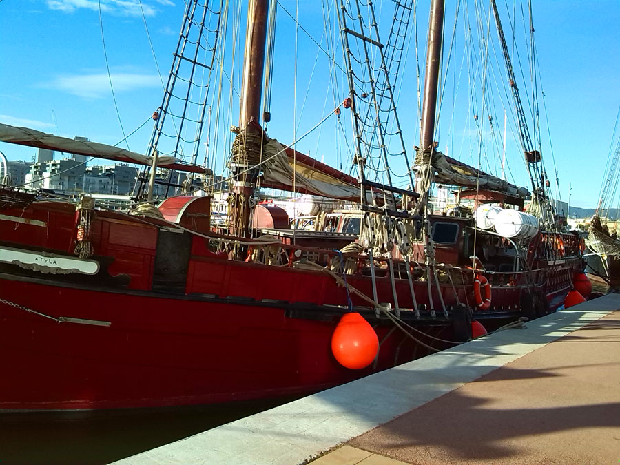 Barco en el puerto deportivo de Badalona 