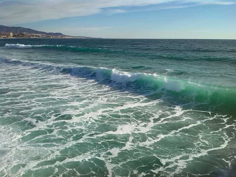 Día de olas junto al Pont del Petroli 