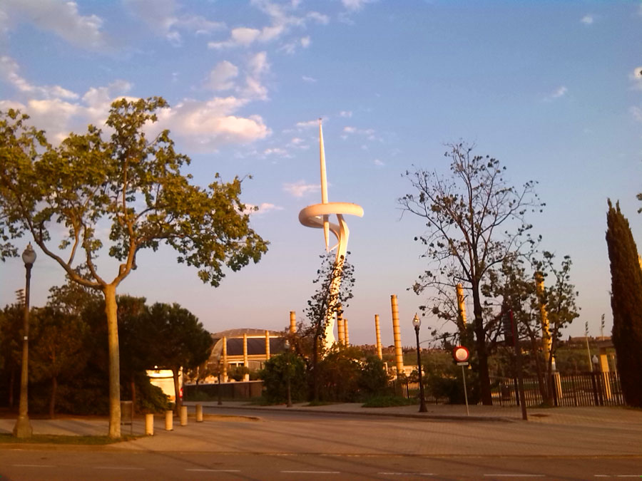 Cruzando la anilla Olímpica de Barcelona 