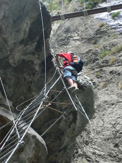 Las dos escaleras colgando al vacío previas a la pasarela 