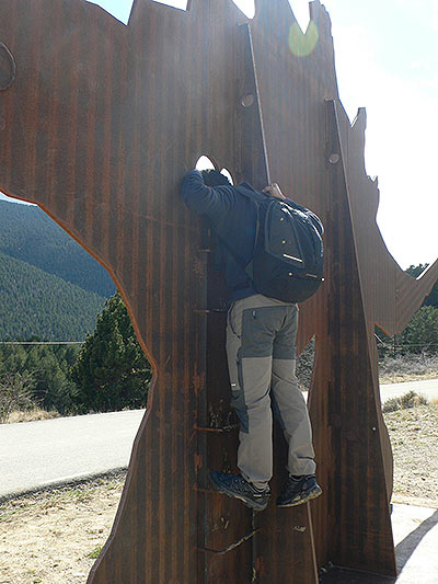 El detalle de la escalera para subir a la escultura 