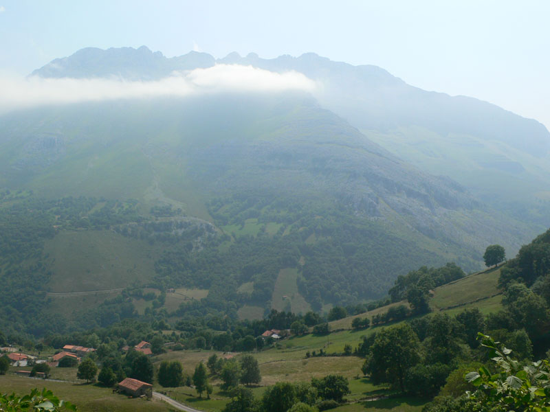 Vistas al frente con Socueva  a nuestros pies 