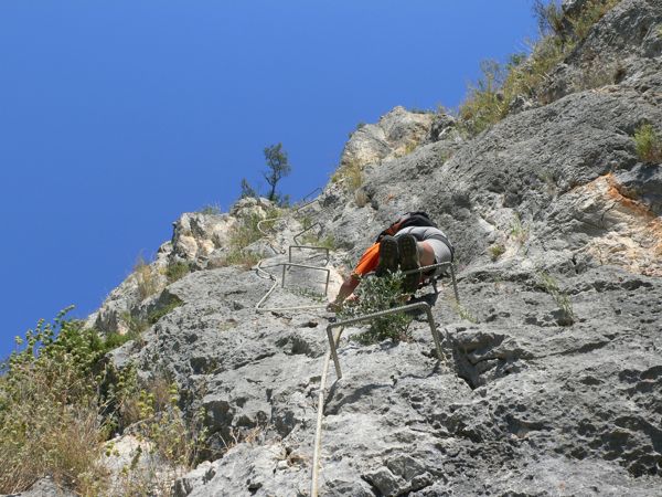 El tramo medio de la ferrata ya es aéreo y vertical 