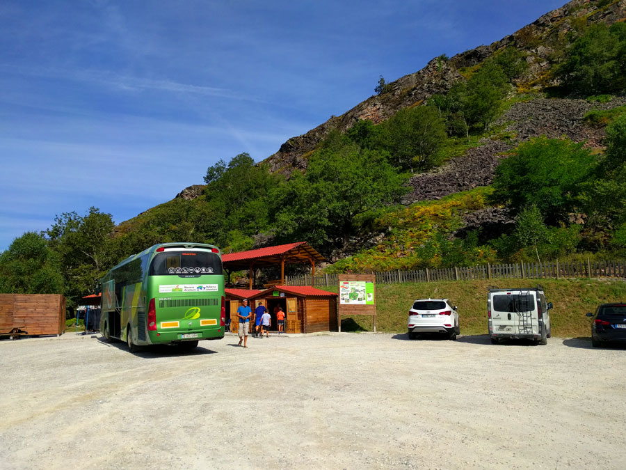 Estacionamiento y caseta de información de Baztan Abentura Park 