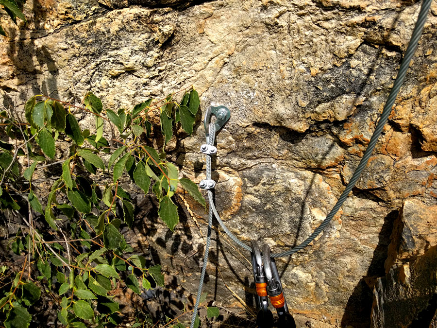 Detalle del equipamiento -cable fino y parabolts en los cambios- 