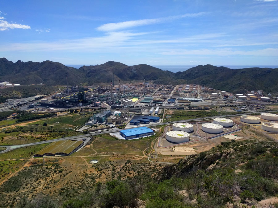 Vistas a la planta de refinería de Escombreras 
