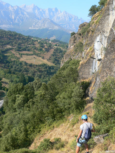 Descendemos por un camino para buscar la segunda pared 