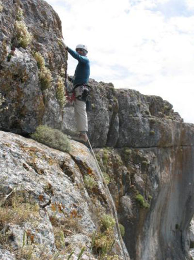 Nos acercamos a la salida desde aquí casi veremos los escalones y el agarradero final 