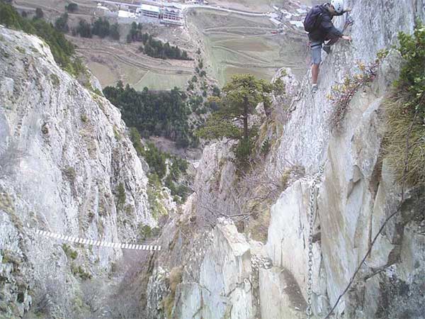 La ferrata continua subiendo por la parte central de la Canal del Grau 