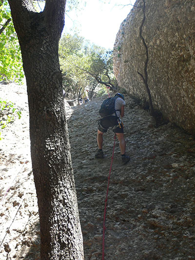 Descendiendo el último paso equipado del camino de les Agulles 